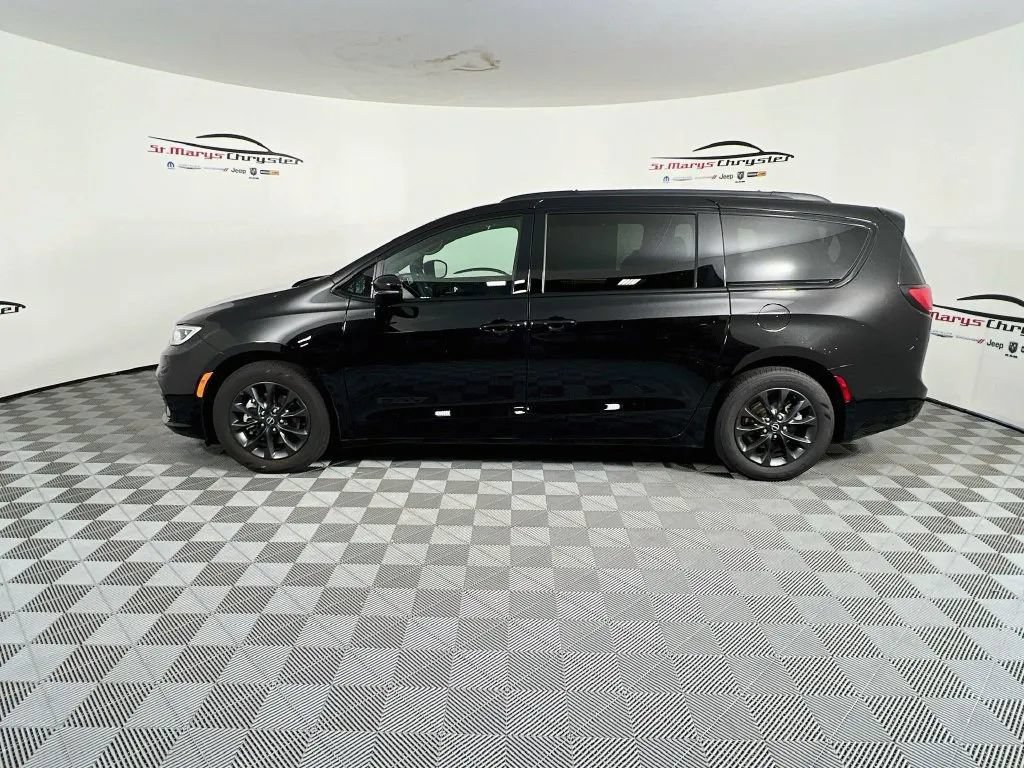 Used 2025 Chrysler Pacifica Select w/ Fav Edition Package FWD image 5