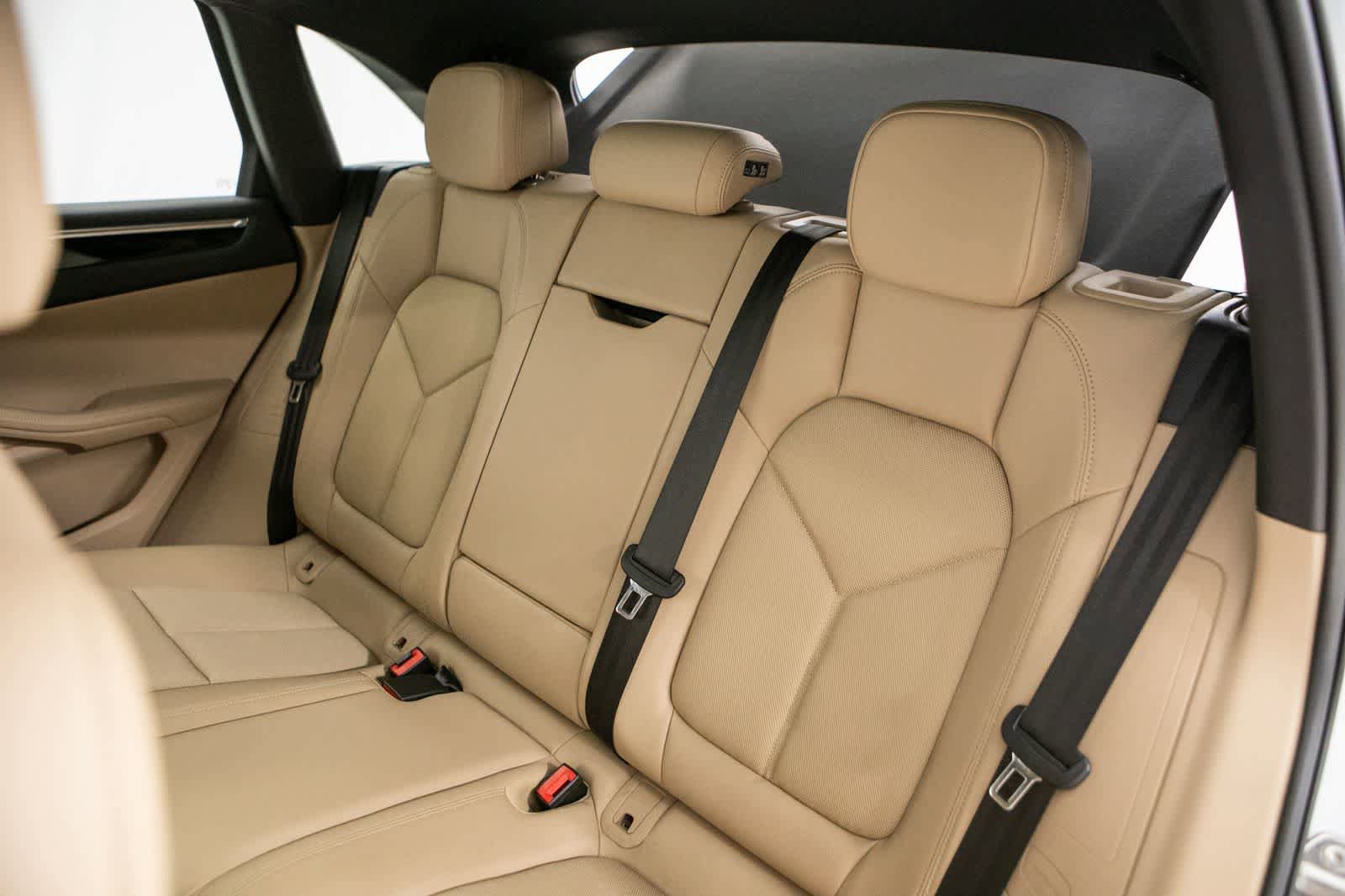 Certified 2024 Porsche Macan AWD/4WD image 36