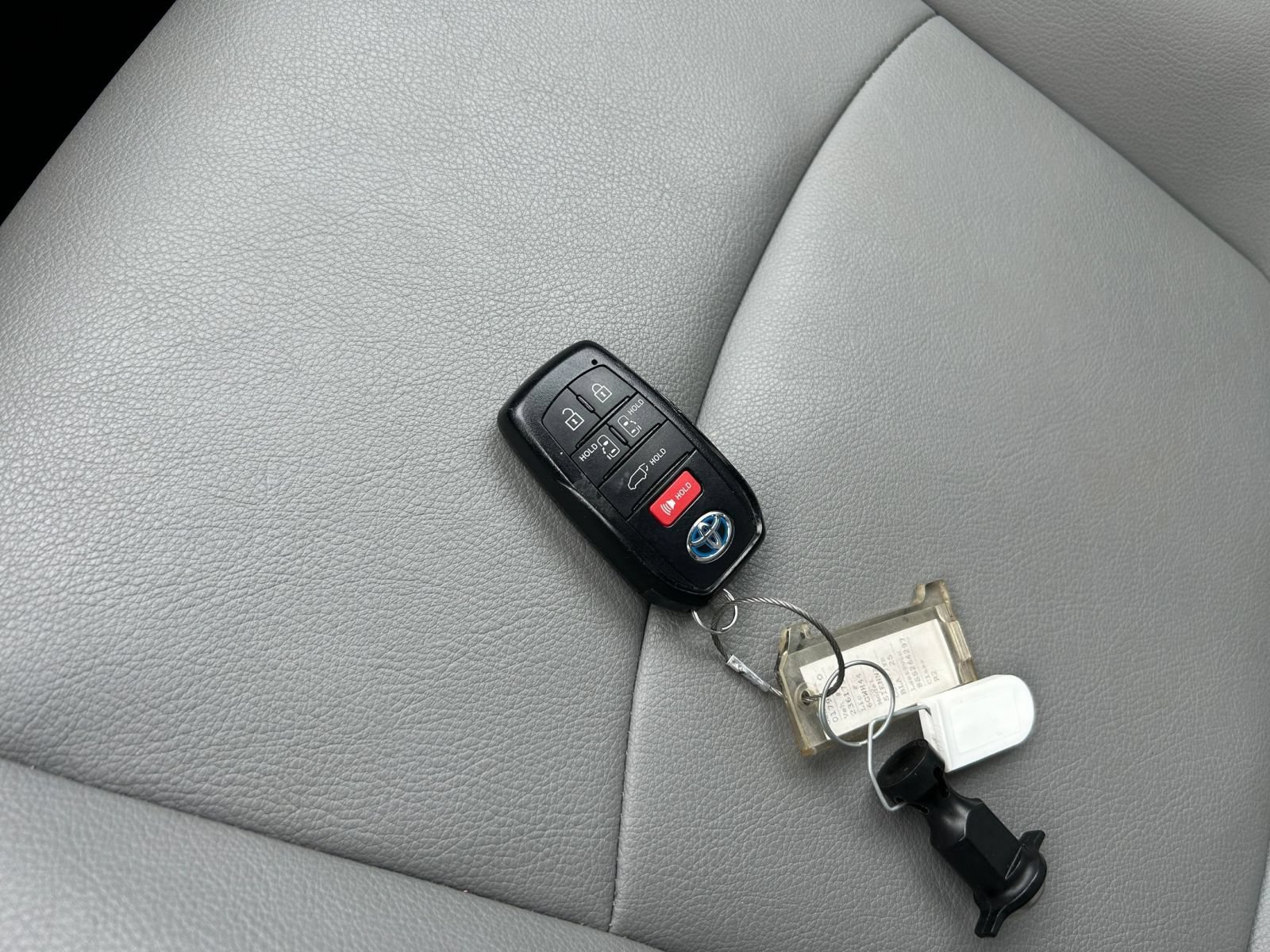 Used 2025 Toyota Sienna XLE FWD image 18