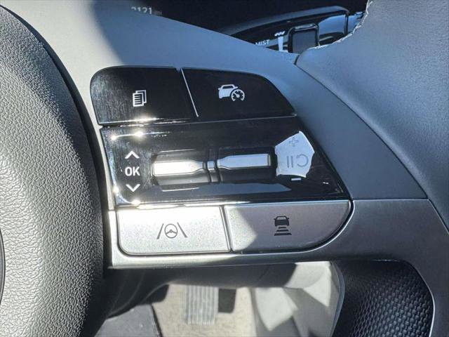 Certified 2025 Hyundai Elantra SEL FWD image 22