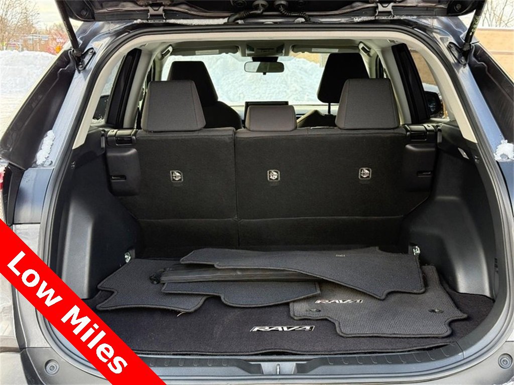 Used 2019 Toyota RAV4 LE image 9