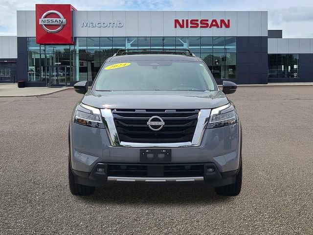 Used 2024 Nissan Pathfinder Platinum w/ Cargo Package AWD/4WD image 2