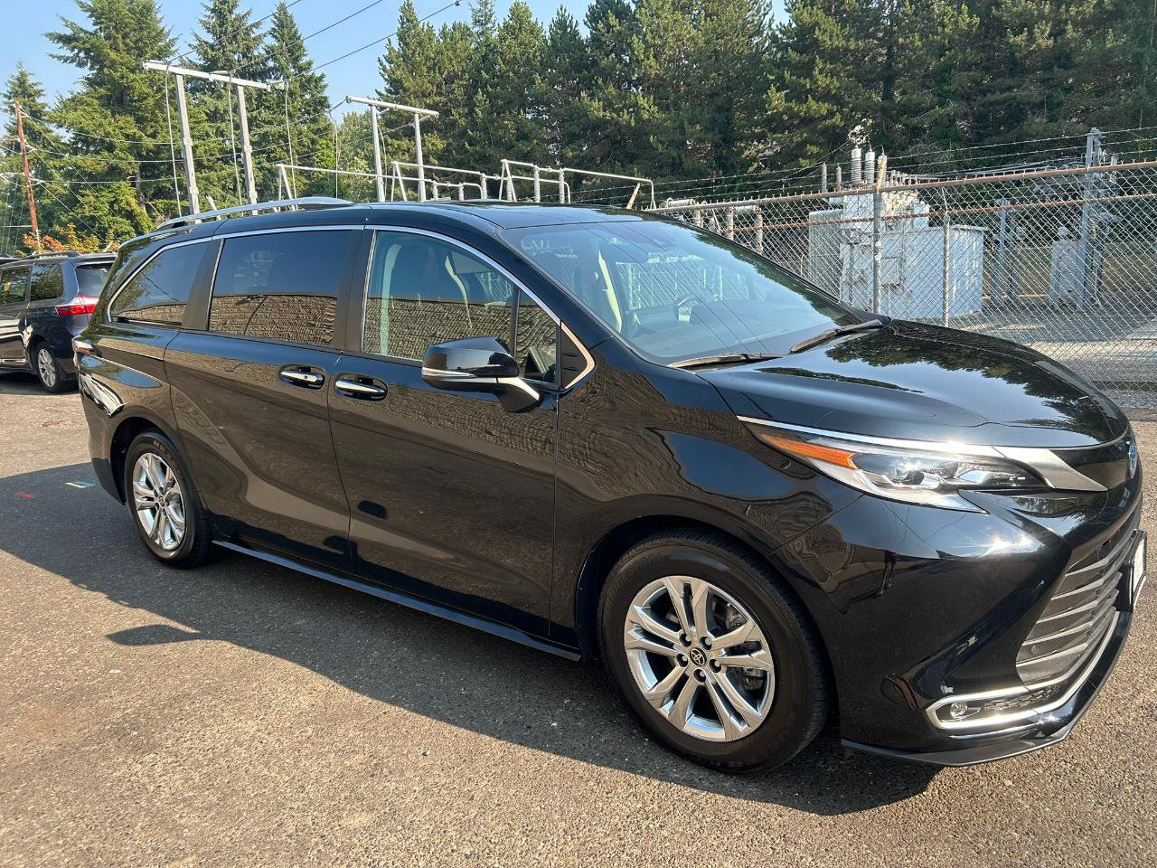 Used 2023 Toyota Sienna Platinum AWD/4WD image 3
