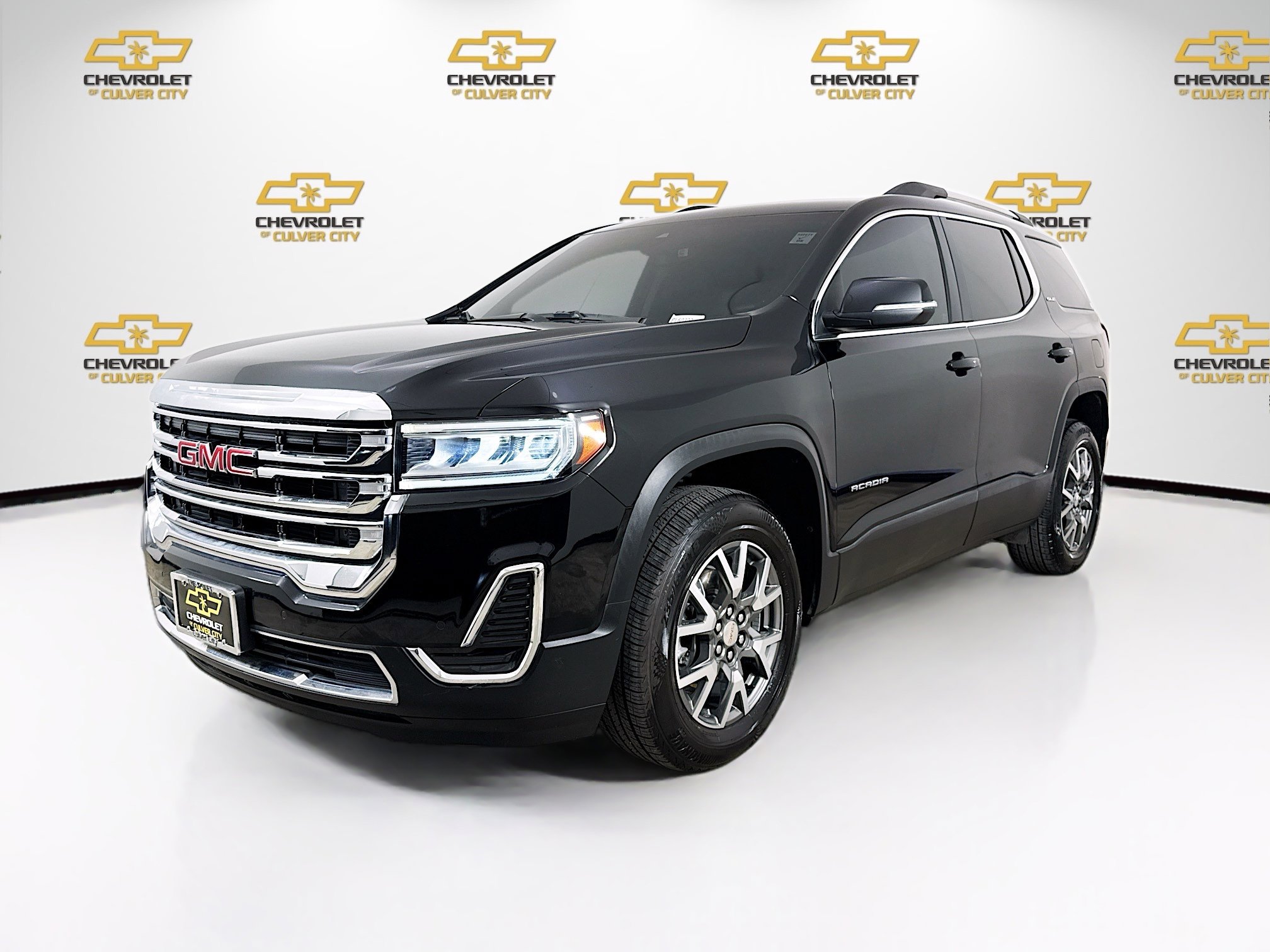 Used 2023 GMC Acadia SLE w/ Driver Convenience Package image 3