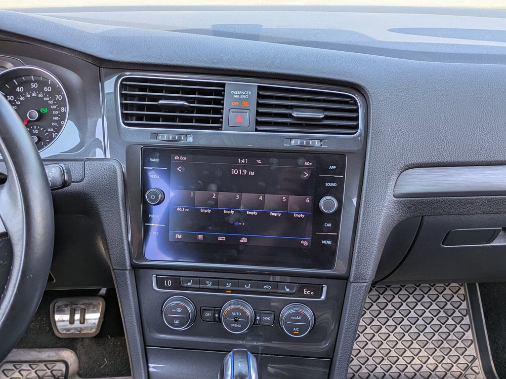 Used 2019 Volkswagen e-Golf SE image 18