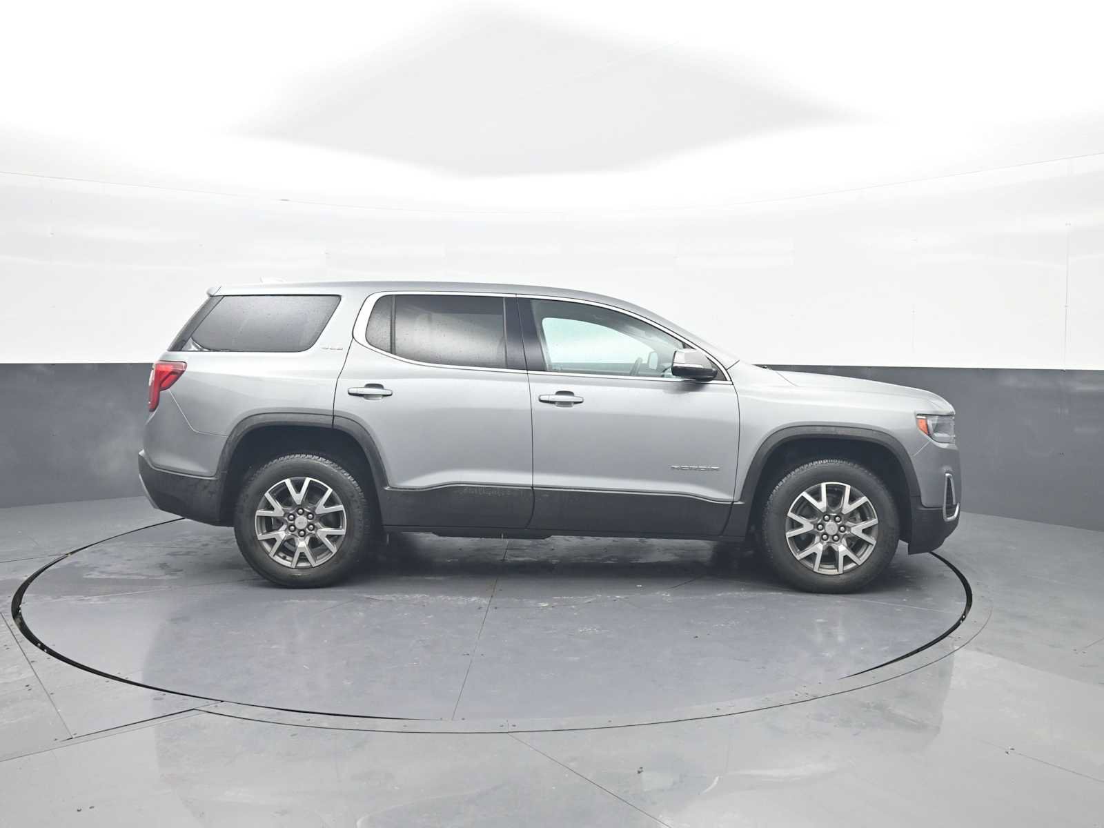 Used 2023 GMC Acadia SLE image 9