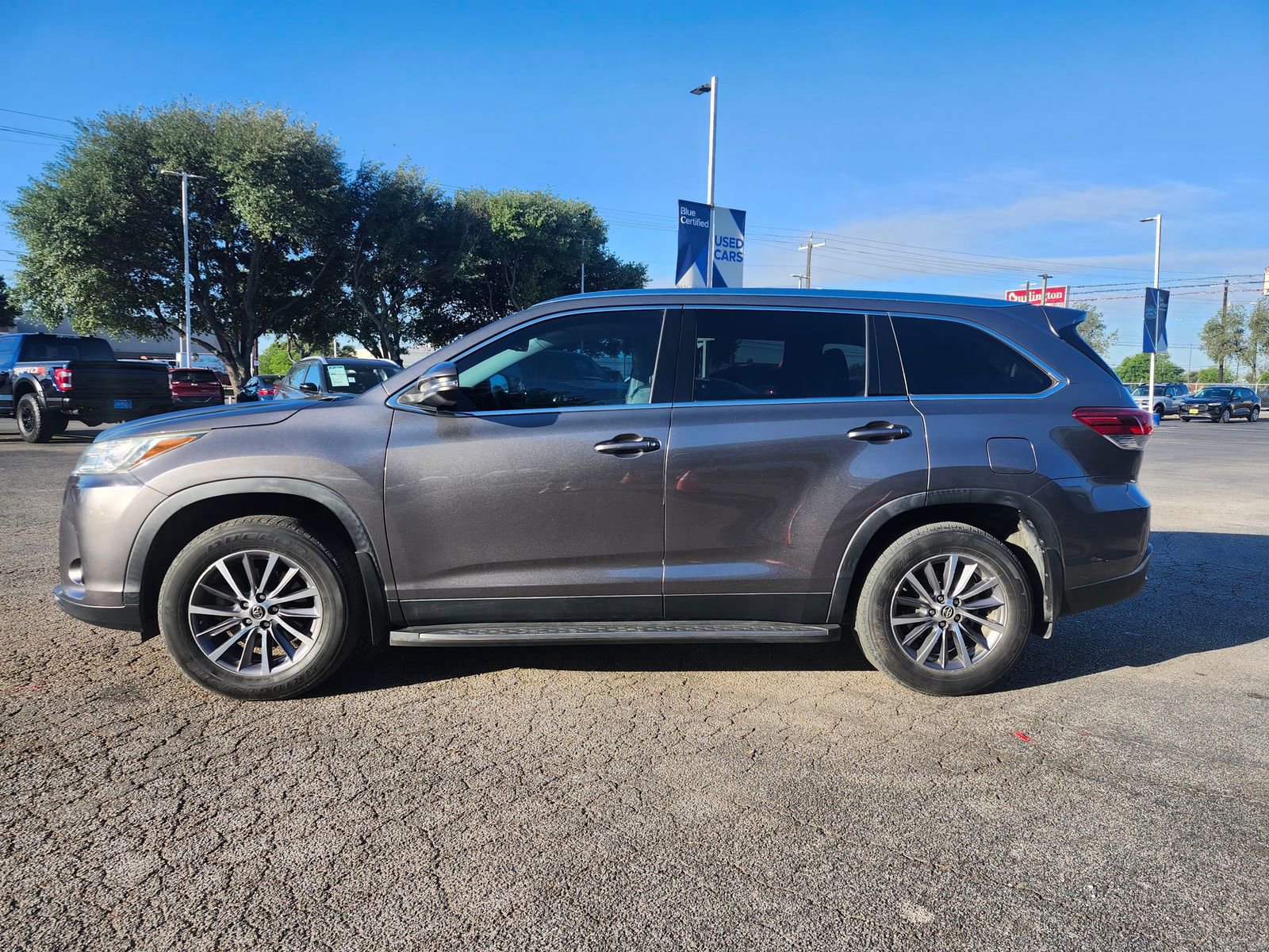 Used 2019 Toyota Highlander XLE FWD image 6