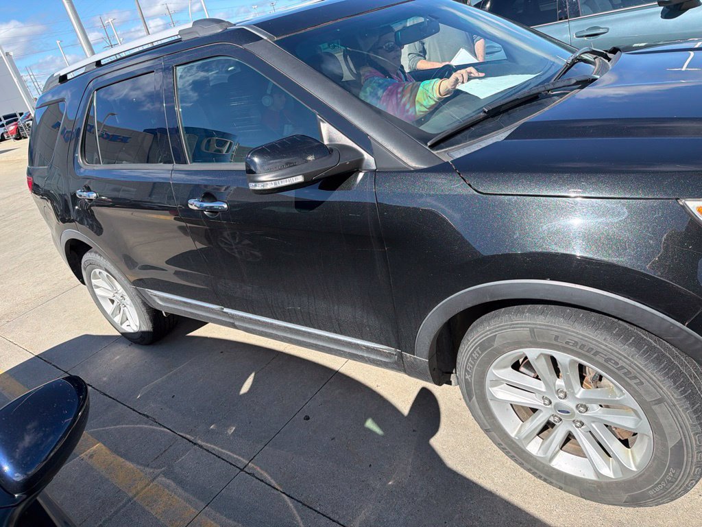 Used 2014 Ford Explorer XLT w/ Equipment Group 202A AWD/4WD image 2