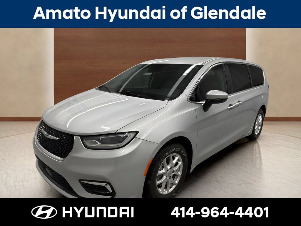 Used 2023 Chrysler Pacifica Touring-L FWD image 2