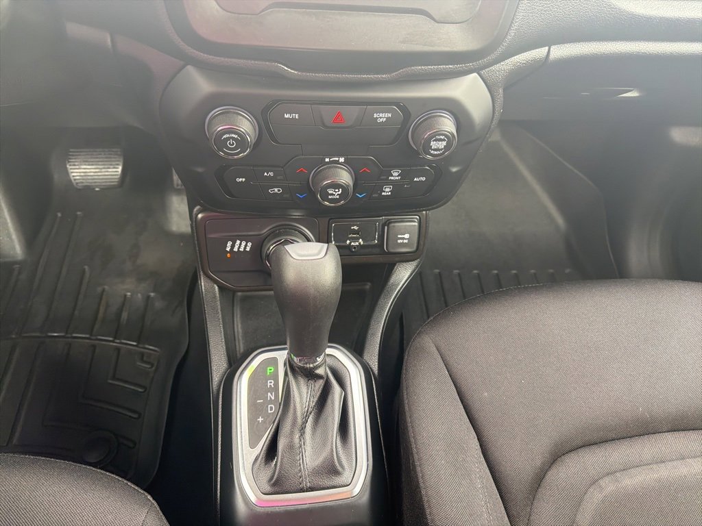 Used 2019 Jeep Renegade Latitude w/ Cold Weather Group image 41