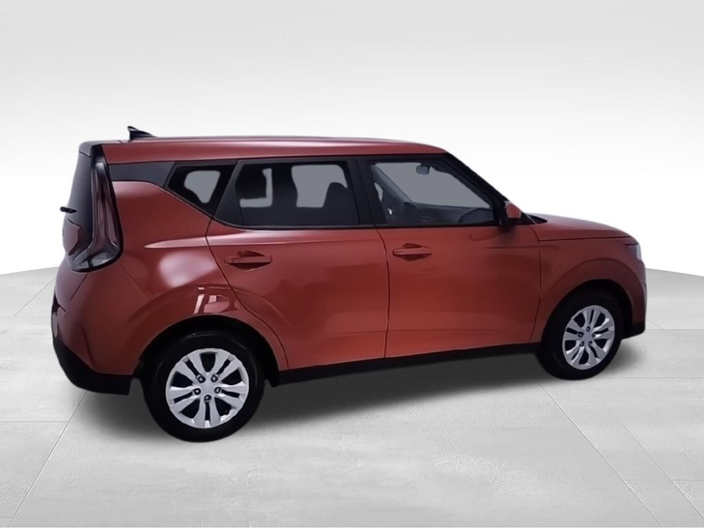 Used 2025 Kia Soul LX FWD image 9