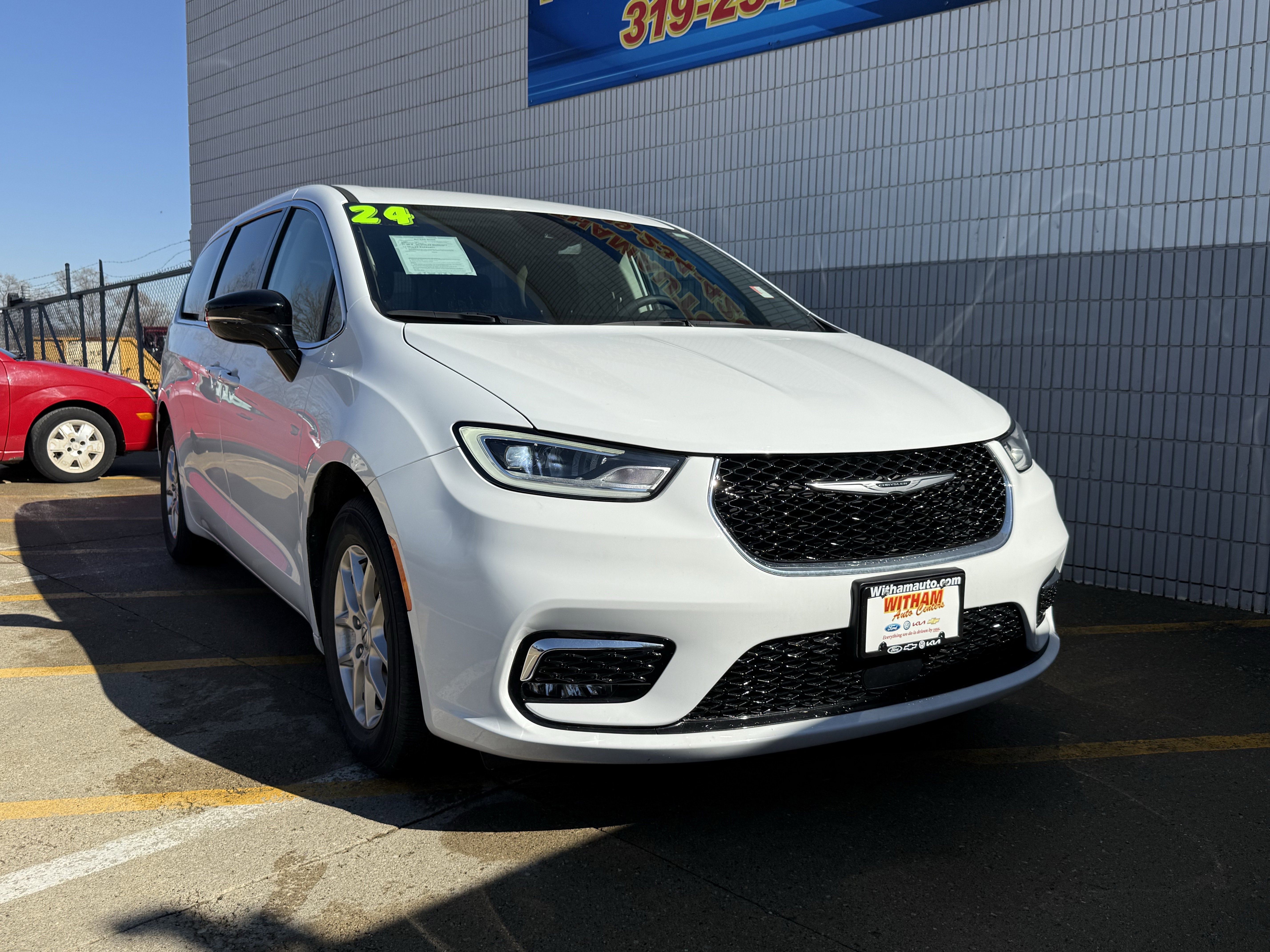 Used 2024 Chrysler Pacifica Touring-L image 2