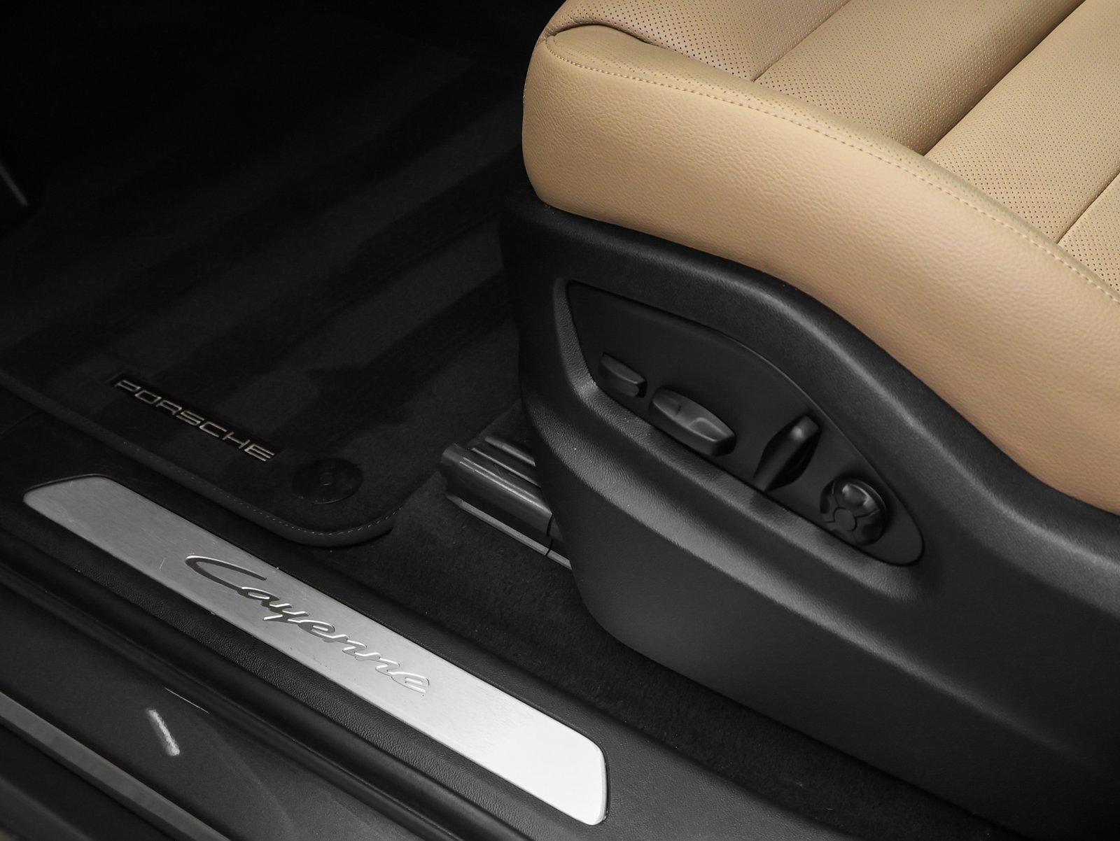 Used 2025 Porsche Cayenne image 26