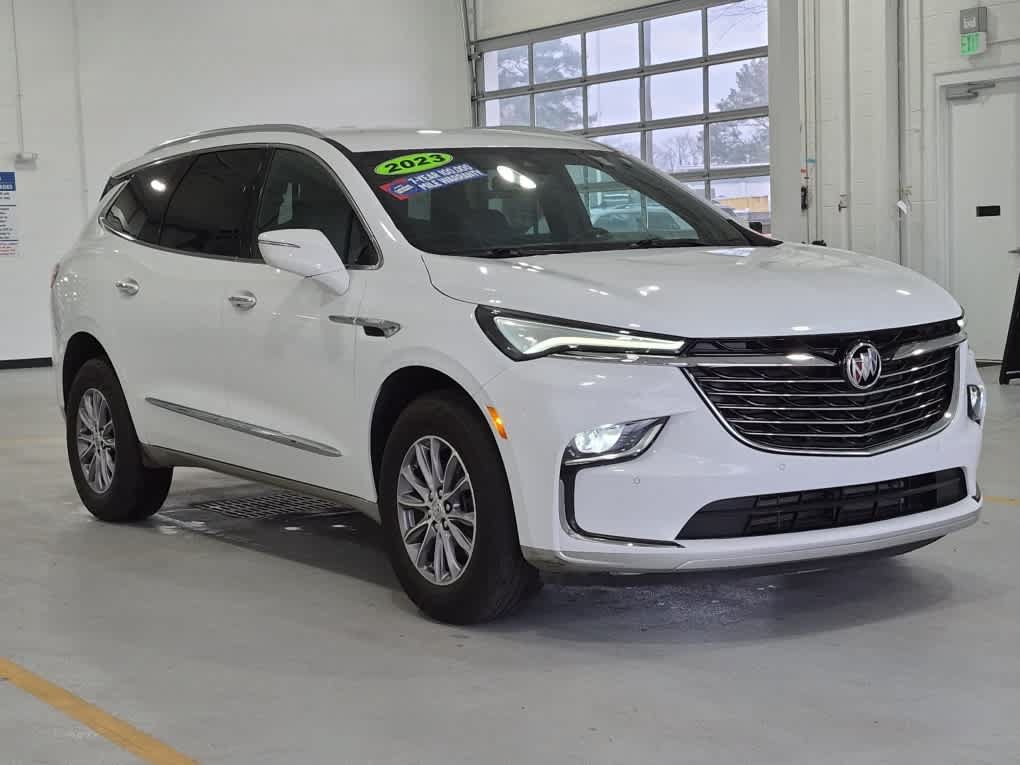 Used 2023 Buick Enclave Essence AWD/4WD image 2
