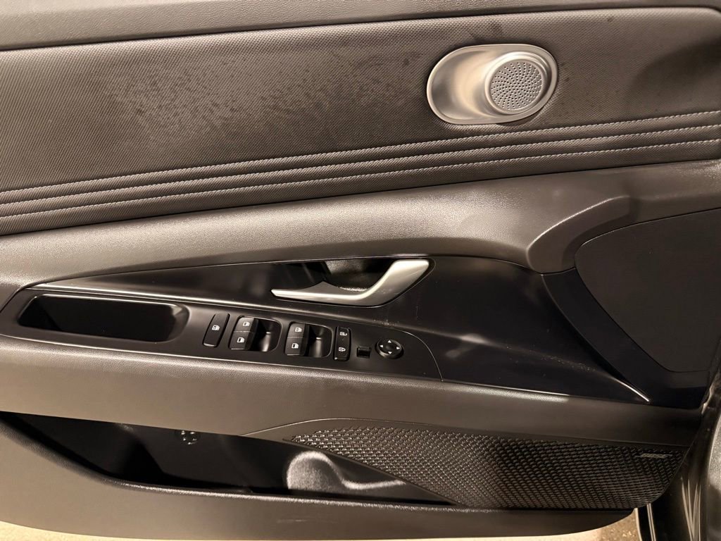 Used 2024 Hyundai Elantra Limited image 13