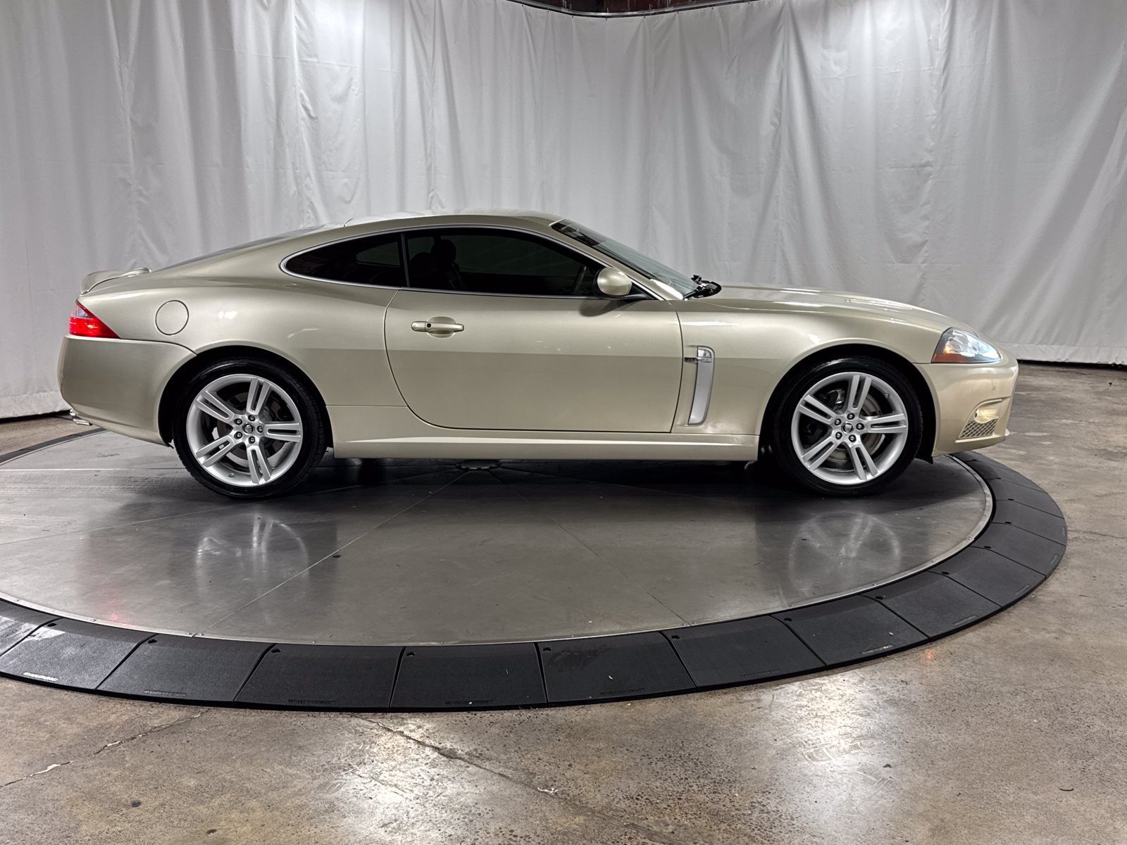 Used 2008 Jaguar XKR R RWD image 9