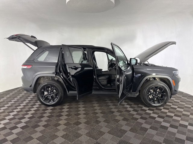 Used 2024 Jeep Grand Cherokee Altitude image 12