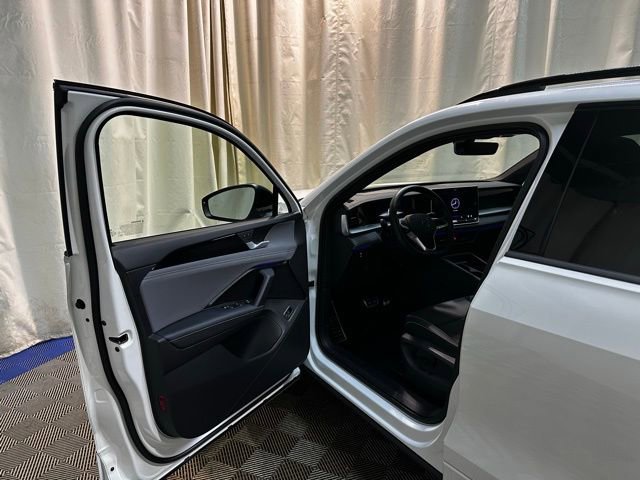Certified 2025 Volkswagen Tiguan SE R-Line image 11