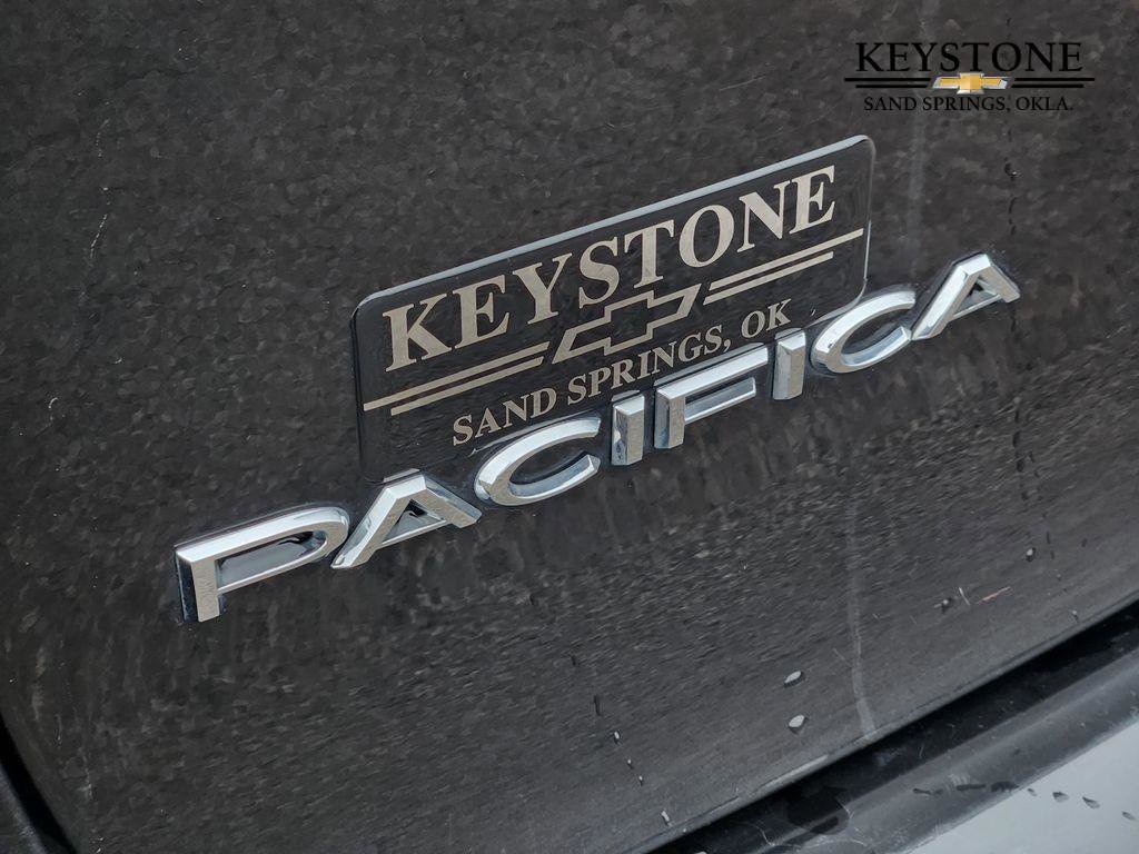 Used 2022 Chrysler Pacifica Touring-L image 12