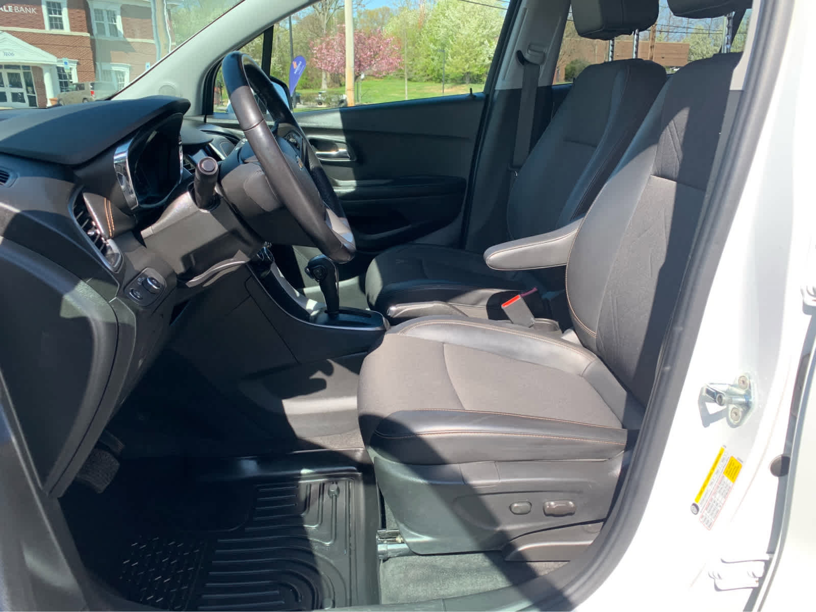 Used 2022 Chevrolet Trax LT w/ LT Convenience Package AWD/4WD image 11