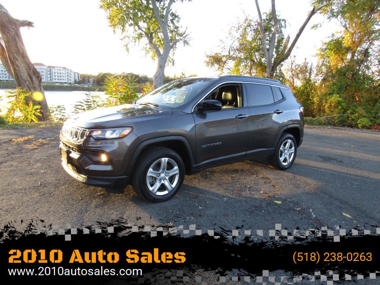 Used 2024 Jeep Compass Latitude AWD/4WD image 1