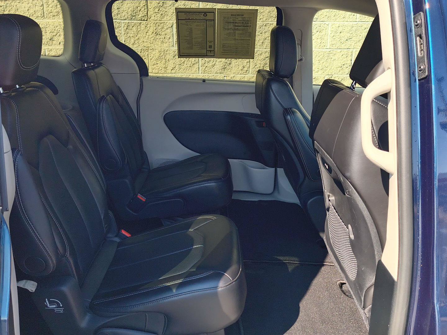 Used 2024 Chrysler Pacifica Touring-L FWD image 20