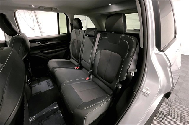 Used 2023 Jeep Grand Cherokee Laredo image 21