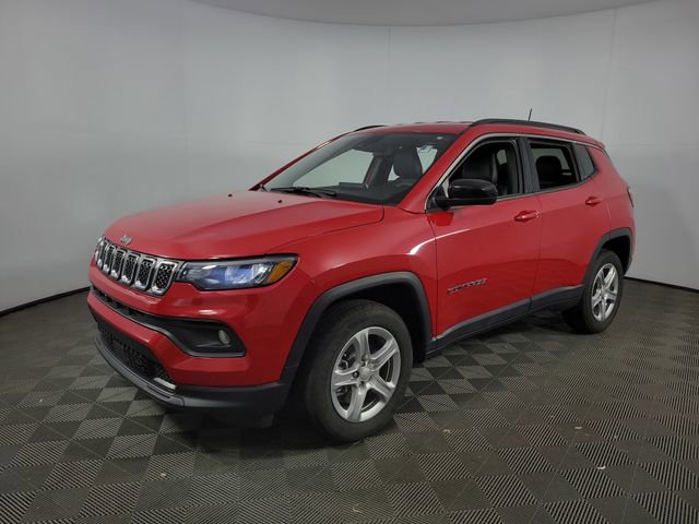 Used 2023 Jeep Compass Latitude image 3