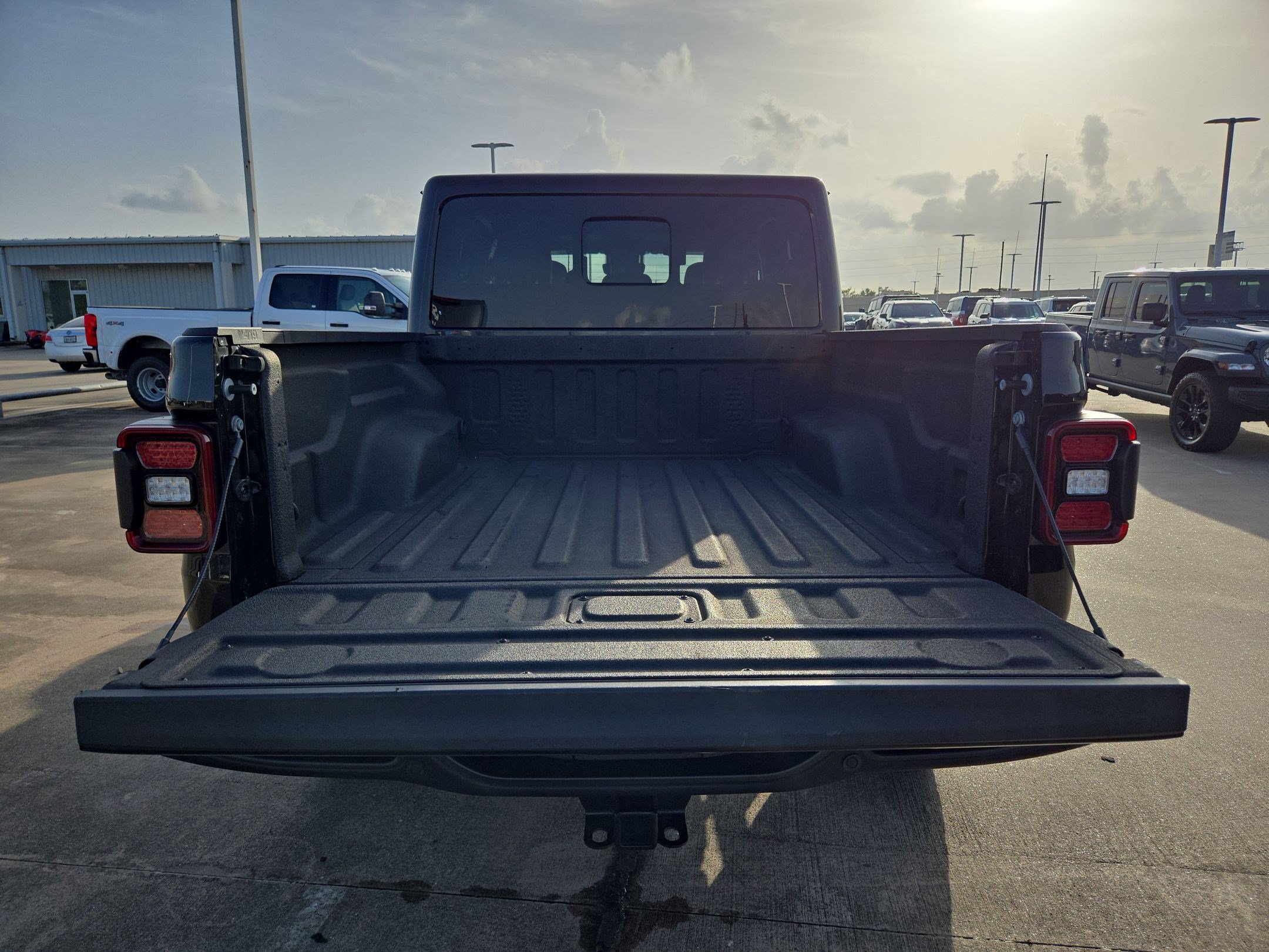 Used 2024 Jeep Gladiator Rubicon AWD/4WD image 31