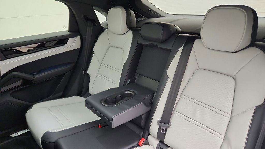 Certified 2025 Porsche Cayenne E-Hybrid Coupe image 38
