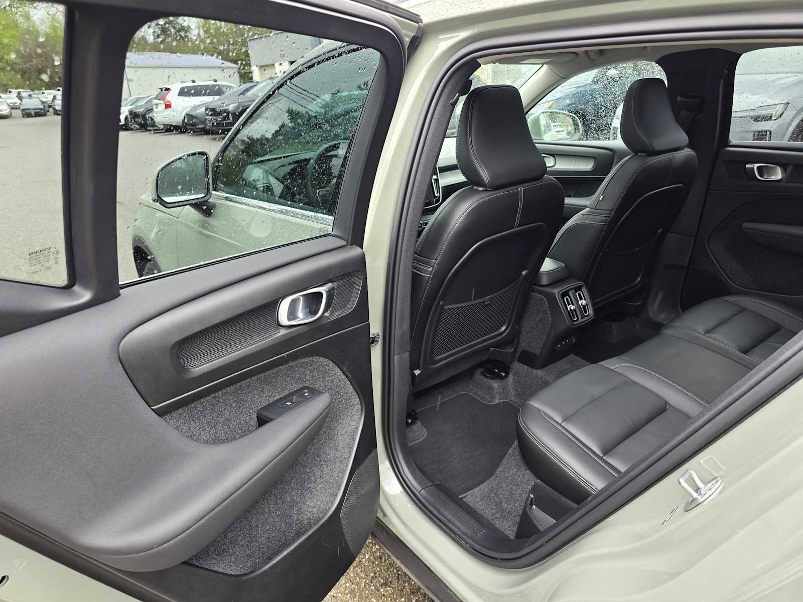 Certified 2025 Volvo XC40 B5 Plus AWD/4WD image 16