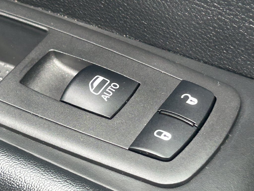 Used 2025 Chrysler Pacifica Select FWD image 38