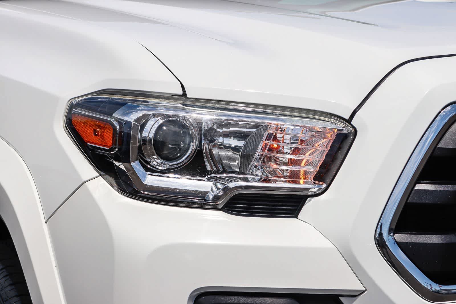 Used 2018 Toyota Tacoma SR5 AWD/4WD image 8