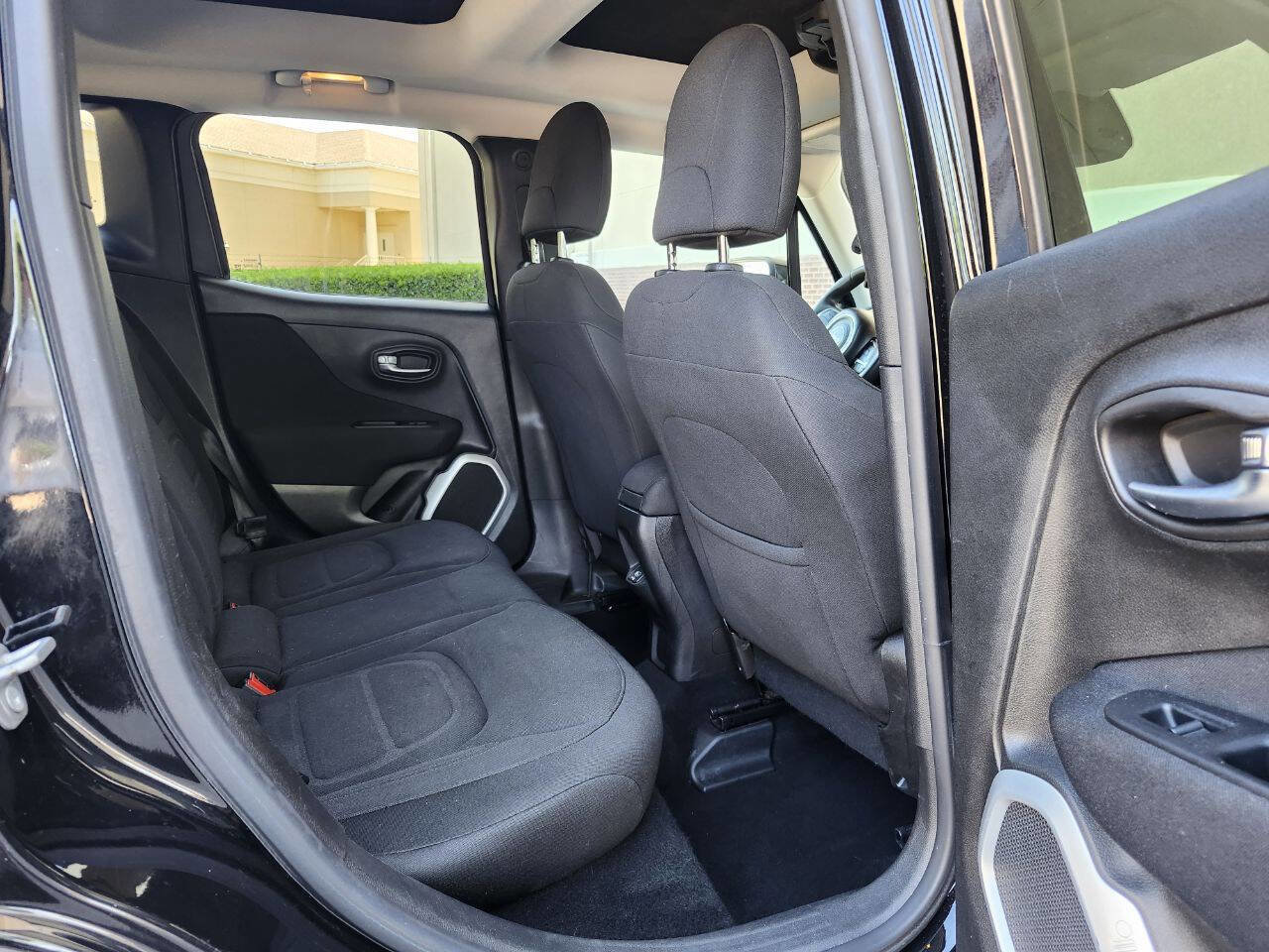 Used 2018 Jeep Renegade Latitude FWD image 7