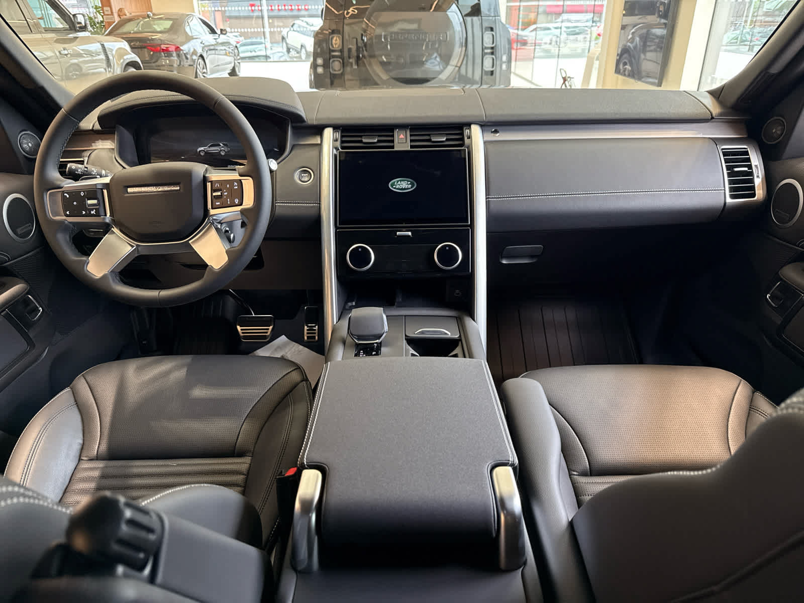 Used 2025 Land Rover Discovery Dynamic SE AWD/4WD image 7