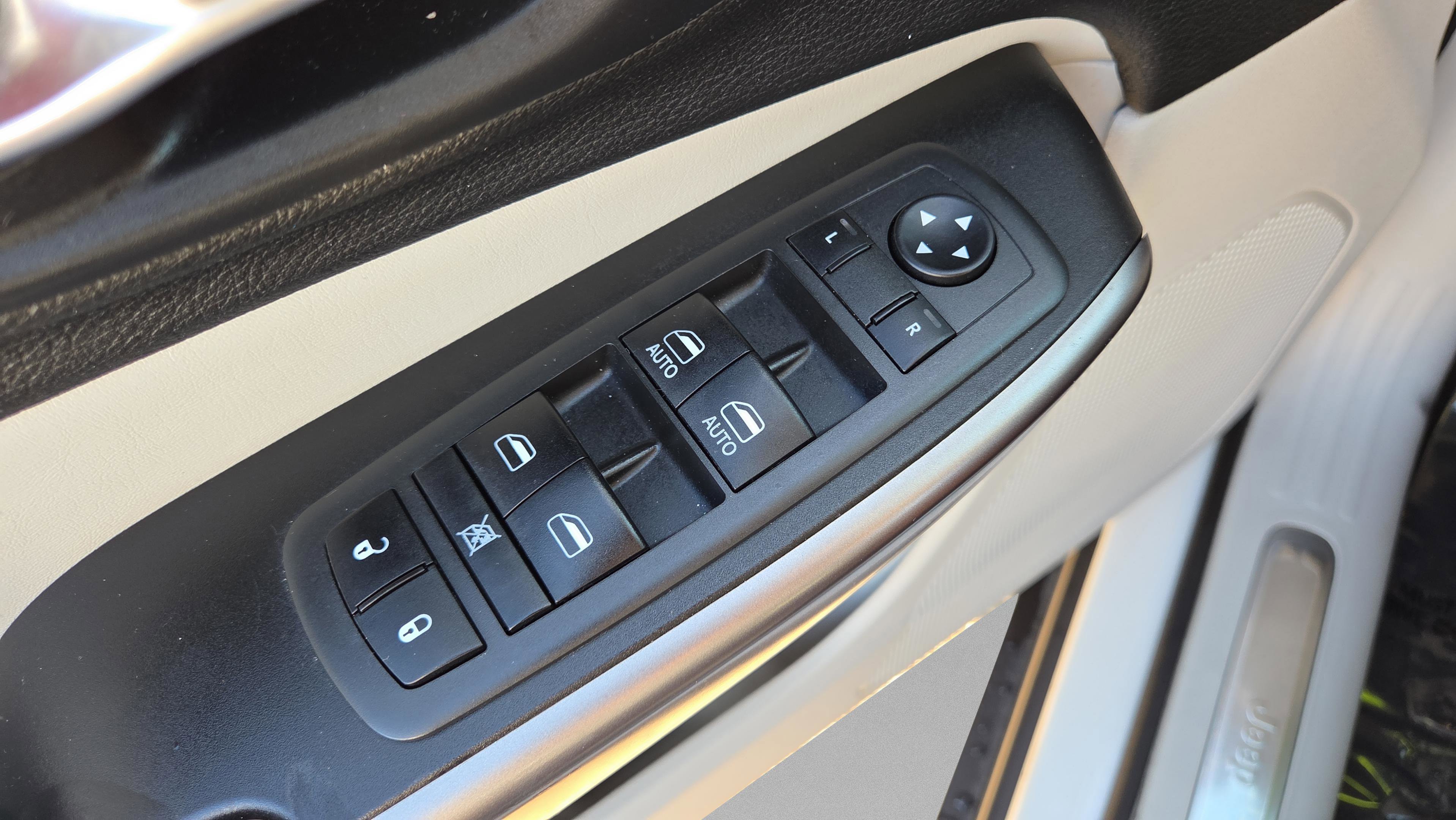 Used 2019 Jeep Cherokee Limited image 36