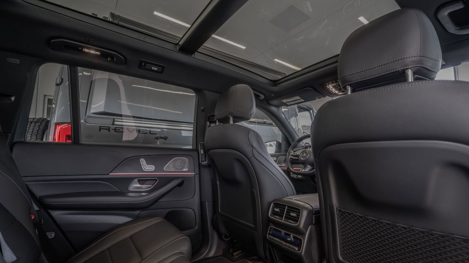 Used 2025 Mercedes-Benz GLS 450 4MATIC w/ AMG Line Exterior image 28