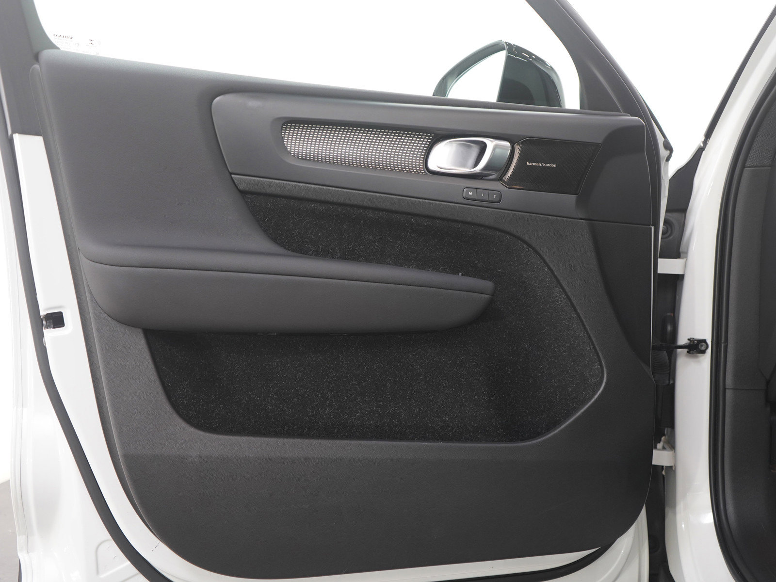 Used 2021 Volvo XC40 P8 Recharge w/ Advanced Package image 21