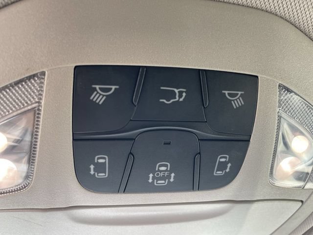 Used 2023 Chrysler Pacifica Touring-L FWD image 17