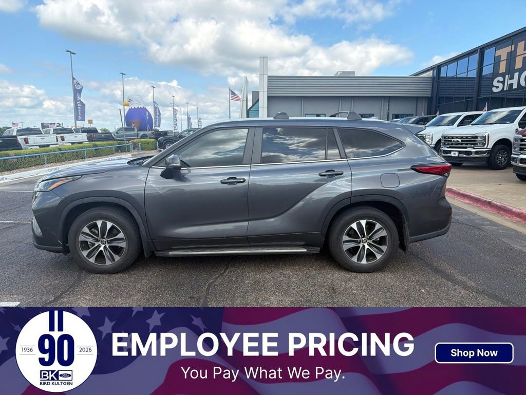 Used 2023 Toyota Highlander XLE FWD image 1