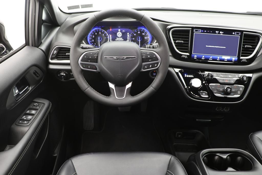 Used 2025 Chrysler Pacifica Select FWD image 12