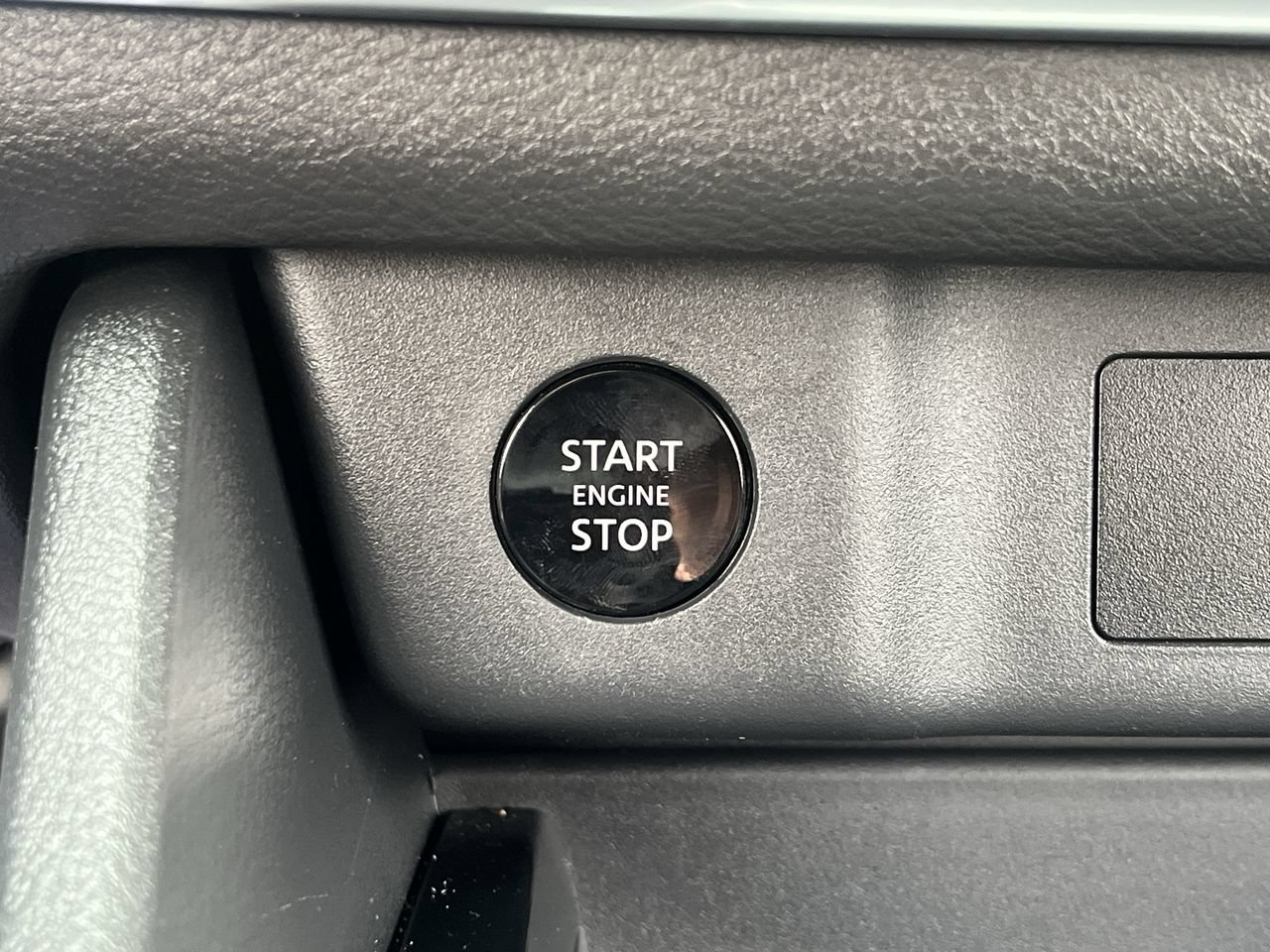 Used 2025 Nissan Rogue SV AWD/4WD image 15