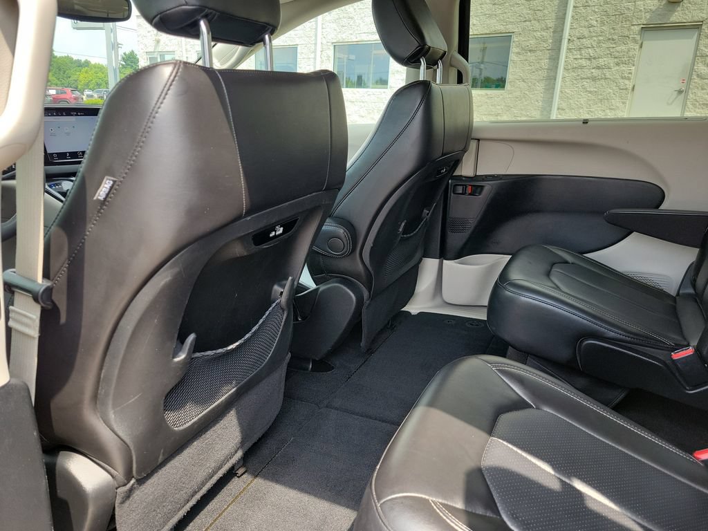Used 2023 Chrysler Pacifica Touring-L FWD image 14