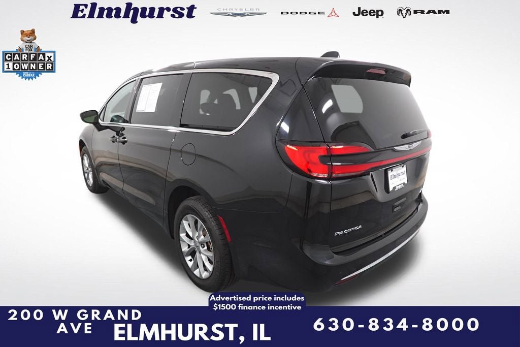 Used 2023 Chrysler Pacifica Touring-L image 3