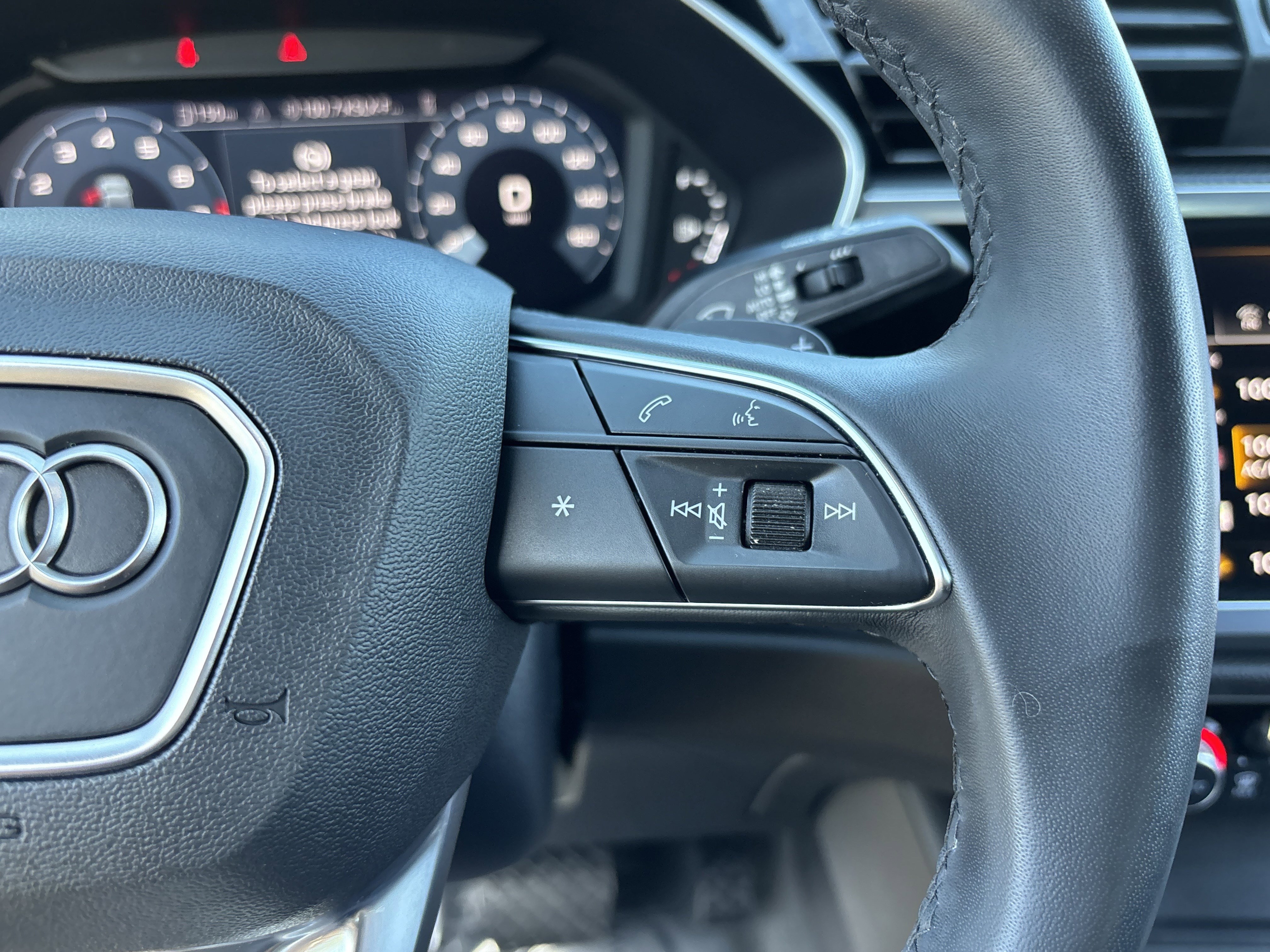 Used 2023 Audi Q3 2.0T Premium w/ Black Optic Sport Package image 28