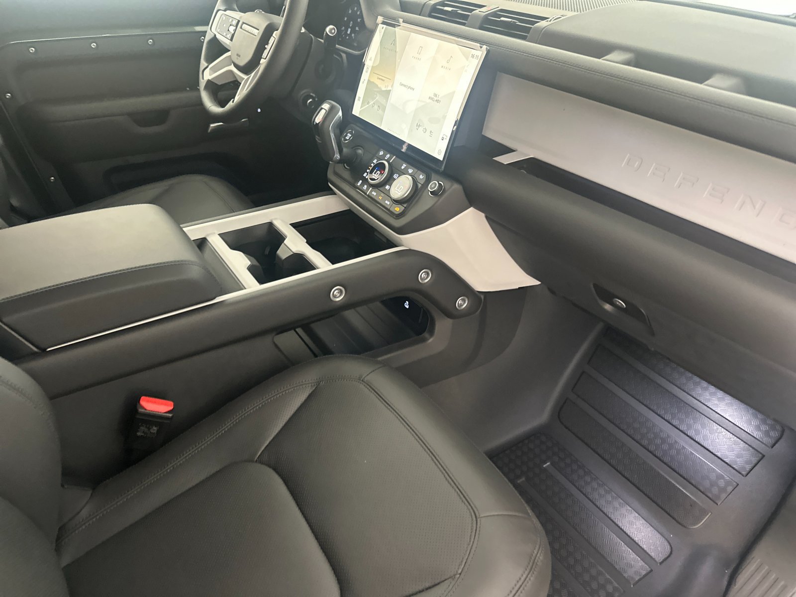 New 2026 Land Rover Defender 130 X-Dynamic SE AWD/4WD image 15