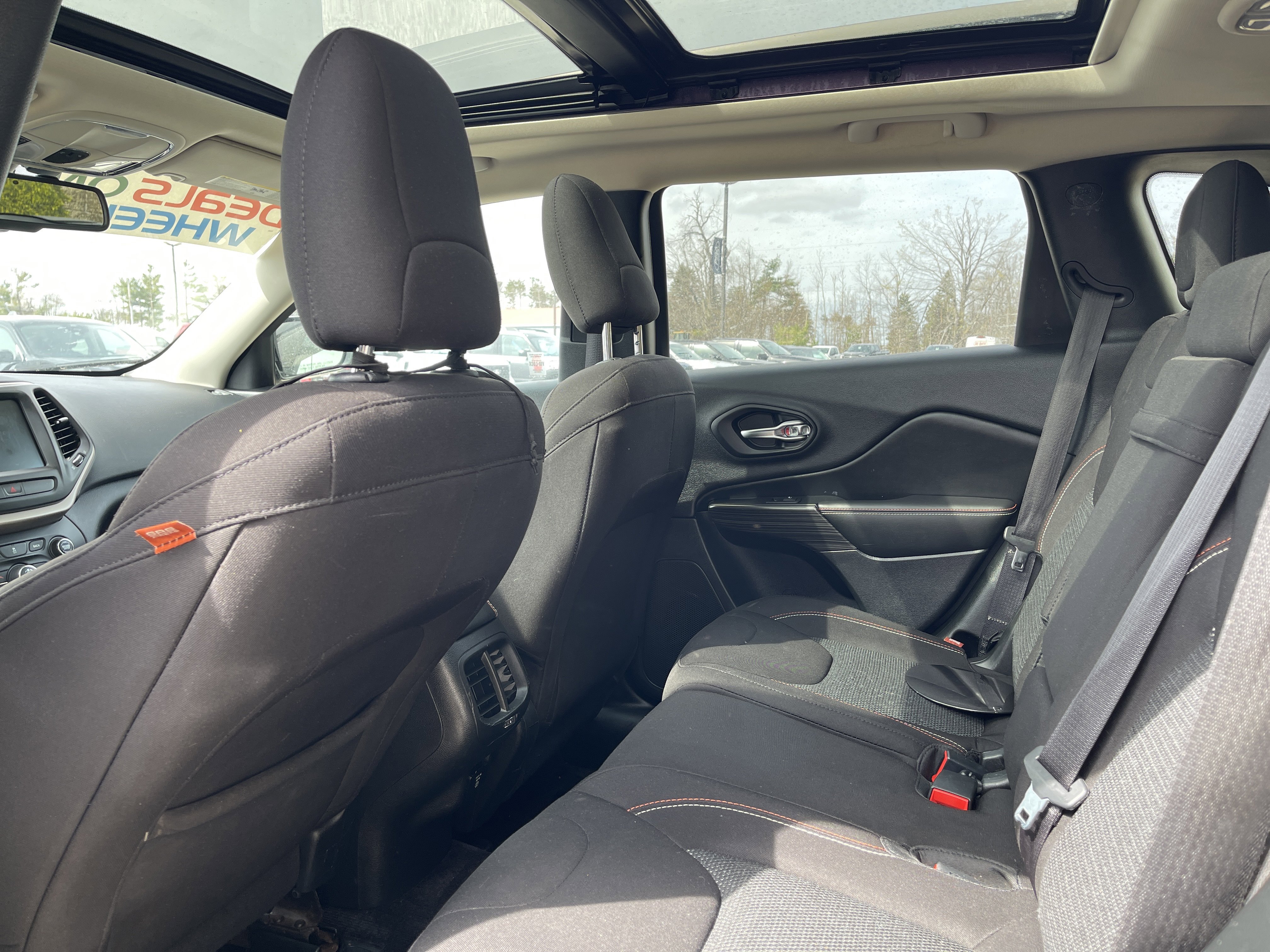 Used 2017 Jeep Cherokee Latitude AWD/4WD image 11