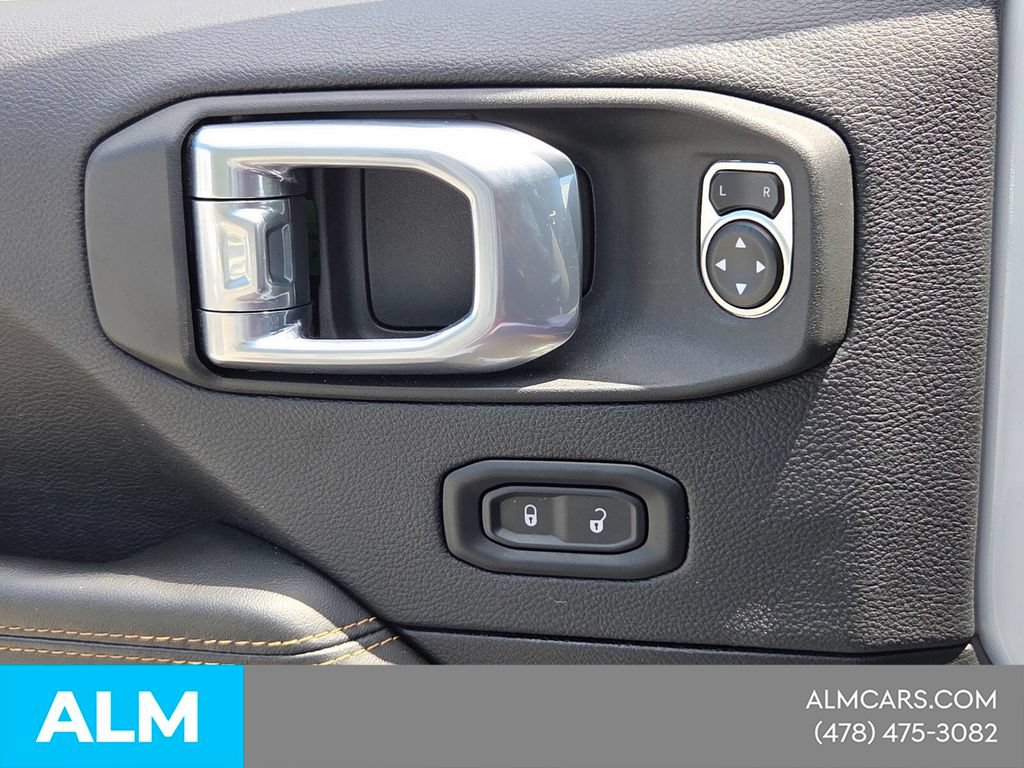Used 2025 Jeep Wrangler Unlimited Sahara AWD/4WD image 28