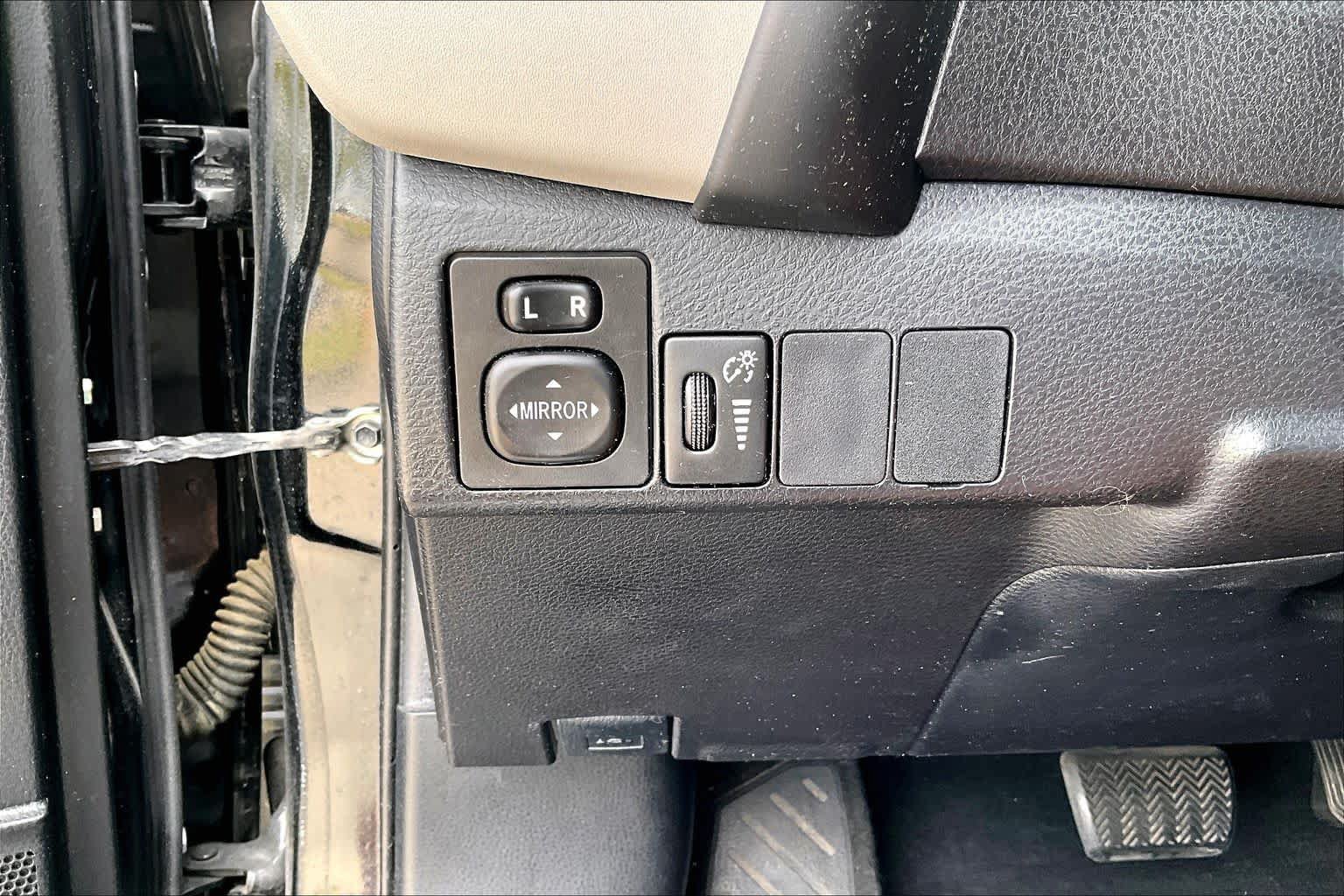 Used 2018 Toyota Corolla LE FWD image 34
