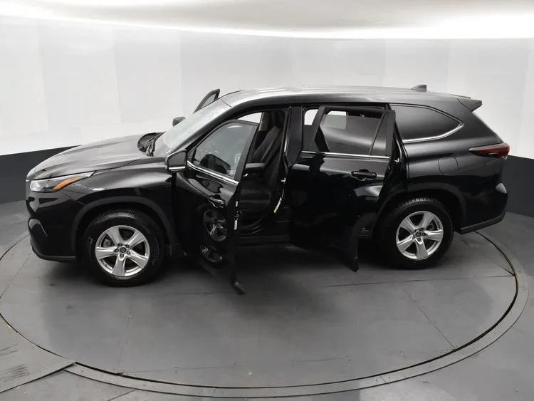 Used 2025 Toyota Highlander LE FWD image 7